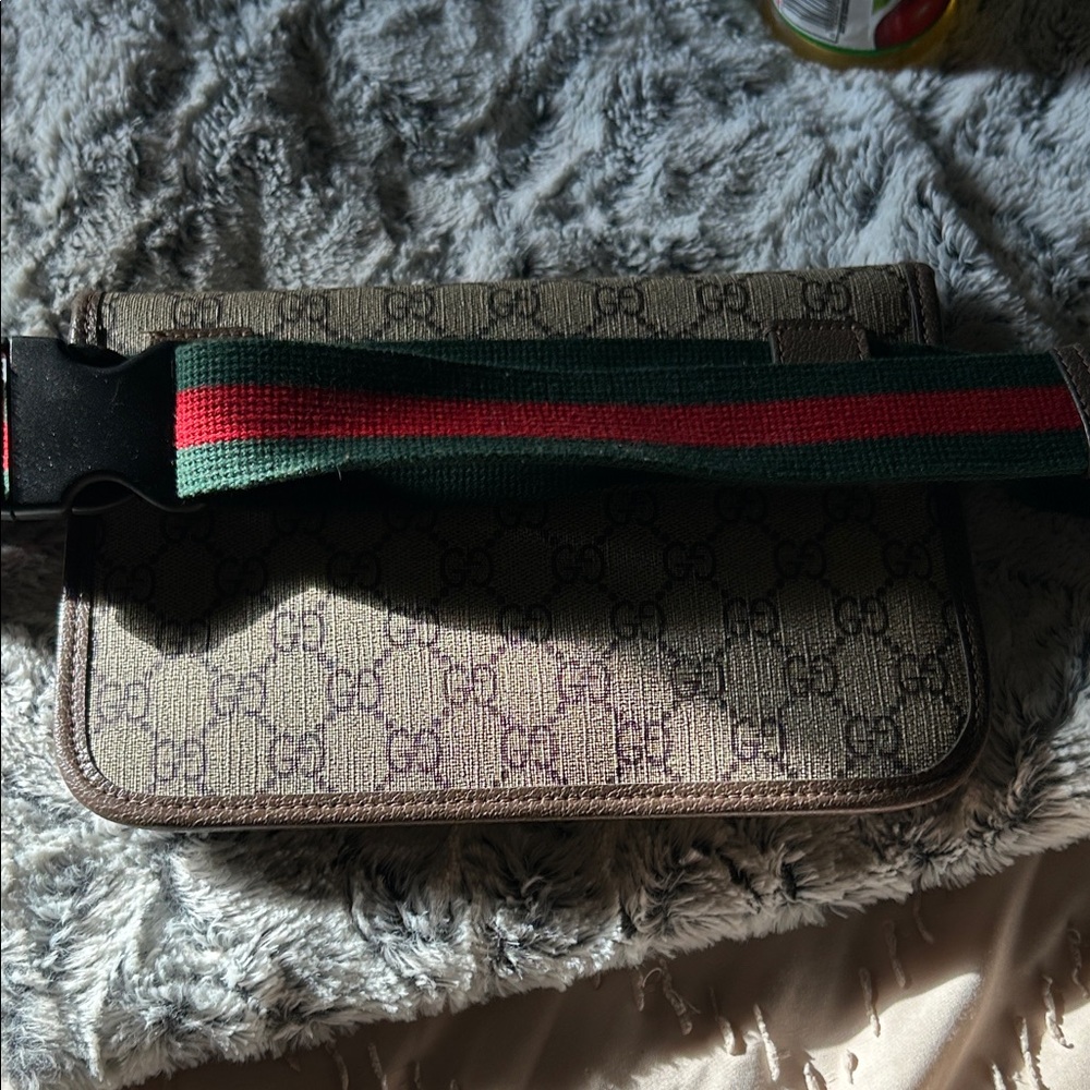 Gucci Beige Monogram Shoulder Bag with Green-Red Strap - Picture 2 of 9
